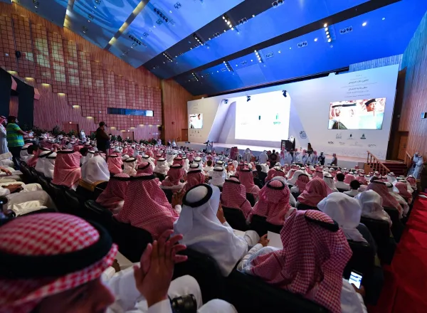 مستشار ⁧خادم الحرمين الشريفين⁩ أمير منطقة ⁧مكة المكرمة⁩ صاحب السمو الملكي ⁧الأمير خالد الفيصل⁩  يسلم جائزة الاعتدال⁩ لمعالي الشيخ د. ⁧محمد العيسى⁩ تقديراً لجهوده العالمية في نشر الاعتدال بحضور أصحاب السمو والفضيلة والمعالي والسعادة في سياق كبار الشخصيات العلمية والفكرية والدبلوماسية