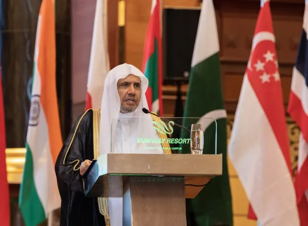 رئيس وزراء ماليزيا وأمين عام رابطة العالم الإسلامي يفتتحان أعمال "مؤتمر علماء جنوب شرق آسيا" في كوالالمبور