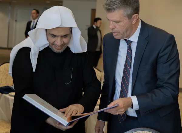 L’administration de l’université de Utah reçoit le D.Mohammad Alissa pour une conférence, lui remet l’emblème de l’Université et organise un repas à cet occasion.