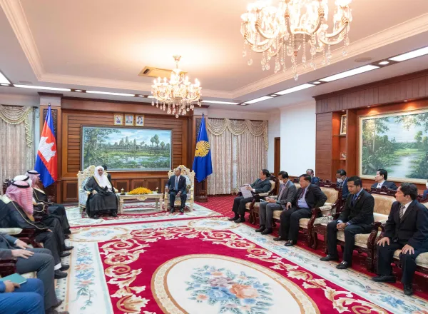 Le Parlement cambodgien a reçu Mohammad Alissa qui a été félicité par son président Mr Rin pour ses efforts dans la promotion de l’harmonie à travers le monde ; il lui a également confirmé que la composante islamique est une composante cambodgienne à part entière