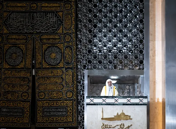 د.العيسى يُلقي خطبةَ الجمعة ويؤمُّ المصلين في جامع الاستقلال بالعاصمة الإندونيسية "جاكرتا"