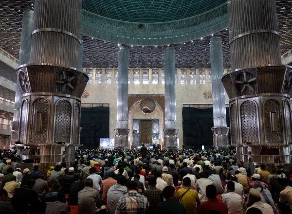 تلبيةً لدعوةٍ رسمية، ألقى معالي الأمين العام، رئيس هيئة علماء المسلمين، فضيلة الشيخ د. ⁧‫محمد العيسى‬⁩ ⁦‪‬⁩، خطبةَ الجمعة لهذا اليوم، وأمَّ المصلين في جامع الاستقلال بالعاصمة الإندونيسية "جاكرتا"