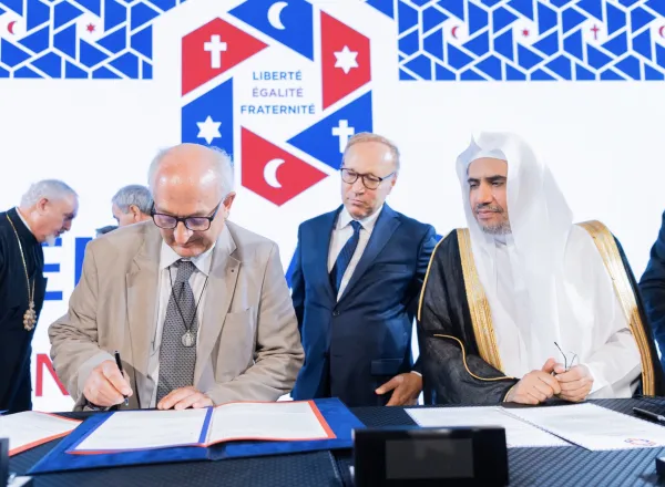 Un évènement historique :  La signature des accords de Paris pour la famille abrahamique en présence des responsables religieux  français juifs catholiques orthodoxes protestants avec l’organisation la participation la signature du SG de la LIM ainsi que le soutien de la FIF.