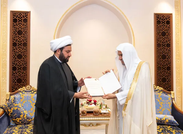 Au siège de la LIM à La Mecque, Mohammad Alissa a reçu le Ministre irakien du Hajj, cheikh Sami Omran Musa Al-Masoudi pour discuter des perspectives de coopération