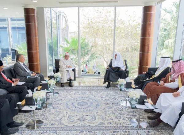 Mohammad Alissa reçoit le Ministre des affaires religieuses de Malaisie Dou Kifle Elbakri avec la délégation de ministres qu’il préside pour un entretien portant sur des sujets communs entre la LIM et diverses entités malaisiennes.