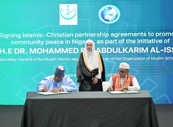 Sekretaris Jenderal Liga Muslim Dunia Menghadiri Pertemuan Diskusi Meja Bundar Para Pemimpin Islam dan Kristen di Nigeria.. serta Penandatanganan Berbagai Kesepakatannya