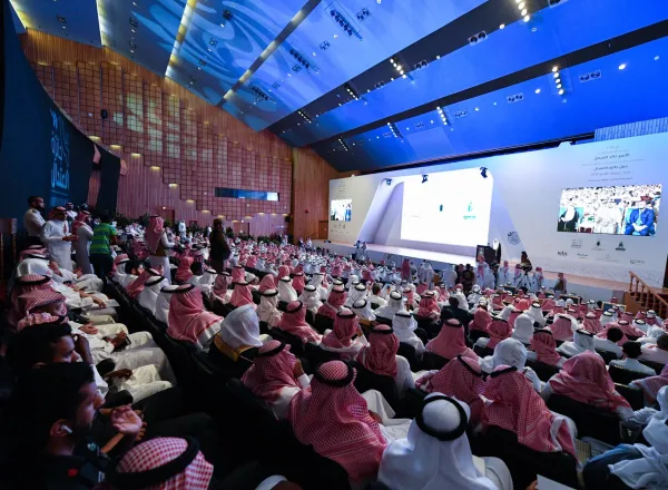 مستشار ⁧خادم الحرمين الشريفين⁩ أمير منطقة ⁧مكة المكرمة⁩ صاحب السمو الملكي ⁧الأمير خالد الفيصل⁩  يسلم جائزة الاعتدال⁩ لمعالي الشيخ د. ⁧محمد العيسى⁩ تقديراً لجهوده العالمية في نشر الاعتدال بحضور أصحاب السمو والفضيلة والمعالي والسعادة في سياق كبار الشخصيات العلمية والفكرية والدبلوماسية