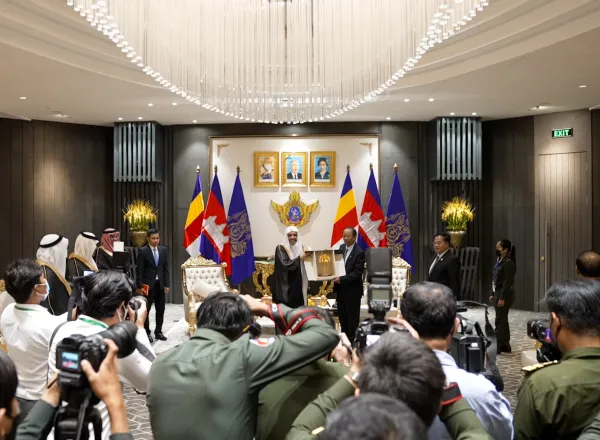 Dans le cadre des rencontres officielles avec les responsables cambodgiens,  Mohammad Alissa rencontre Tea Bain le Vice-Premier ministre et Ministre de La Défense nationale pour traiter de la lutte contre le choc  des civilisation.