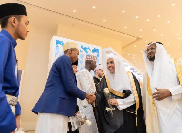 ‏معالي الشيخ د. ⁧‫محمد العيسى‬⁩ في افتتاح ندوة "خدمة الوحيين": (نتعبد الله تعالى بخدمة الكتاب والسنة، وسبيلنا لذلك التَّعَلُّم والتعليم والعمل والبذل مع الاجتهاد والمُتابعة والتقويم)