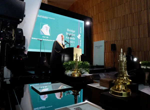 Dr. Al-Issa Dianugerahi Penghargaan "Bridge Builder" Bersama Dewan Gereja-Gereja Sedunia di Jenewa dan Rabi Agung Michael Melchior