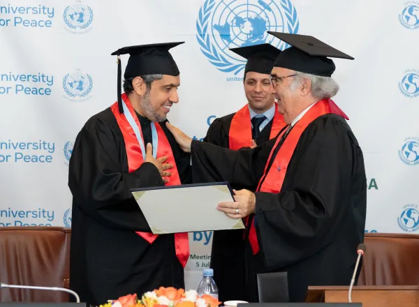 الأمم المتحدة‬⁩ عبر جامعتها للسلام تمنح درجة الدكتوراه الفخرية لمعالي الشيخ د. محمد العيسى‬⁩