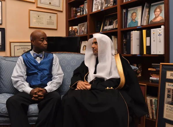 ‏التقى معالي الشيخ د.⁧‫محمد العيسى‬⁩ بقس مجلس الشيوخ الأمريكي باري بلاك