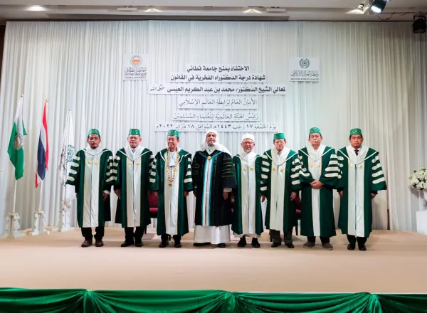 جامعة فطاني بتايلند تكرِّم د.العيسى بالدكتوراه الفخرية تقديراً لجهوده في العمل الإسلامي