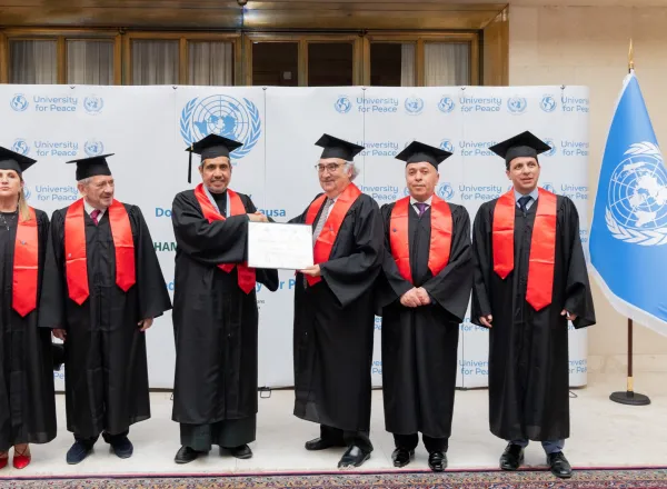 الأمم المتحدة‬⁩ عبر جامعتها للسلام تمنح درجة الدكتوراه الفخرية لمعالي الشيخ د. محمد العيسى‬⁩