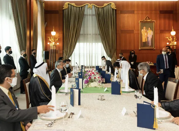 Sur invitation du Gouvernement thaïlandais le SG arrive  à  Bangkok et est accueilli par le Premier-Ministre.