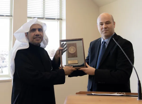 L’administration de l’université de Utah reçoit le D.Mohammad Alissa pour une conférence, lui remet l’emblème de l’Université et organise un repas à cet occasion.