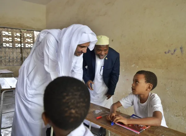 معالي الشيخ د.محمد العيسى يَطّلع صباح اليوم على “التقرير” و”التقييم” الدوري لأعمال الرعاية الشاملة للأيتام والأرامل التي تضطلع بها الرابطة “حول العالم” بالتنسيق المباشر مع حكومة كل دولة، حيث حققت نمواً كبيراً في برامجها خلال الأربعة الأشهر الماضية.