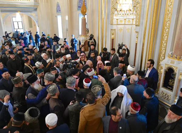 Photos du congrès de la LigueislamiqueMondiale à Moscou avec la cérémonie de clôture à Grozny où le Président de Tchétchénie Ramzan Kadyrov reçoit ses hôtes