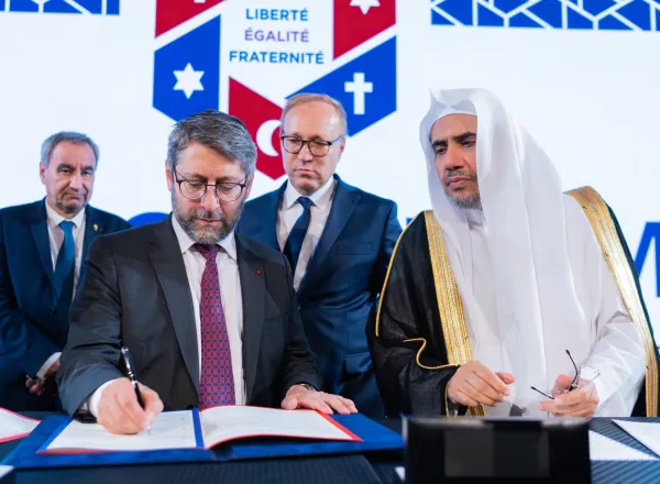 Un évènement historique :  La signature des accords de Paris pour la famille abrahamique en présence des responsables religieux  français juifs catholiques orthodoxes protestants avec l’organisation la participation la signature du SG de la LIM ainsi que le soutien de la FIF.