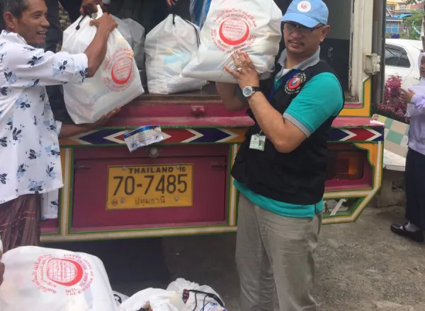 La Ligue Islamique Mondiale distribuent des paniers alimentaires aux musulmans Rohingya de Birmanie