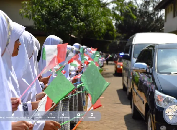 معالي الأمين العام ملتقياً أثناء زيارته لإندونيسيا طلاب مدارس تحفيظ القرآن الكريم حيث رحبوا به وشاركوه فرحة افتتاح عدد من مدارس التحفيظ