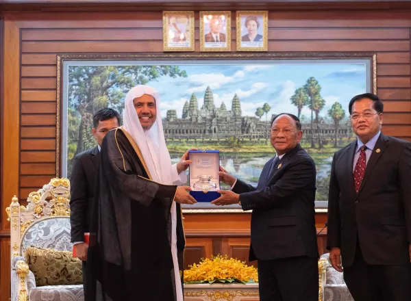 Le Parlement cambodgien a reçu Mohammad Alissa qui a été félicité par son président Mr Rin pour ses efforts dans la promotion de l’harmonie à travers le monde ; il lui a également confirmé que la composante islamique est une composante cambodgienne à part entière