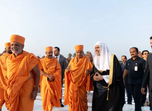 جناب دبیر کل رئیس انجمن علمای مسلمان، آقای شیخ دکتر محمد العیسی با رهبران هندو در پایگاه آنها در جمهوری هند دیدار نمود، در این دیدار برخی از موضوعات مشترک مورد بحث و بررسی قرار گرفت.