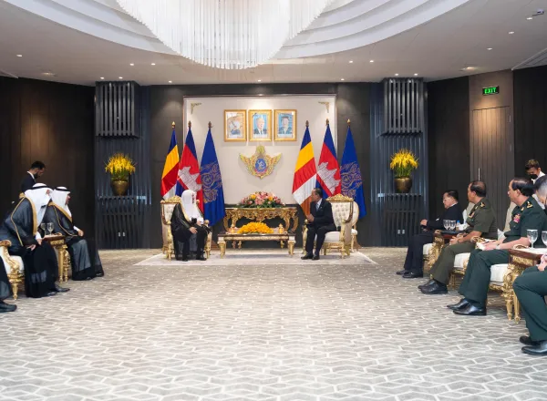 Dans le cadre des rencontres officielles avec les responsables cambodgiens,  Mohammad Alissa rencontre Tea Bain le Vice-Premier ministre et Ministre de La Défense nationale pour traiter de la lutte contre le choc  des civilisation.
