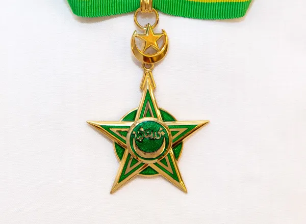 Lors d'une cérémonie au Palais Présidentiel  Mohamed Ould Cheikh Ghazouani, Président de la République Islamique de Mauritanie, décerne à Mohammad Alissa la médaille de Commandeur de l'Ordre National du Mérite