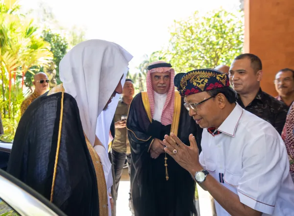 Mohammad Alissa est arrivé à Bali, lieu du Sommet du G20 de cette année pour présider le Sommet du Groupe des   Religions SommetR20. Il a été reçu par le Gouverneur de Bali