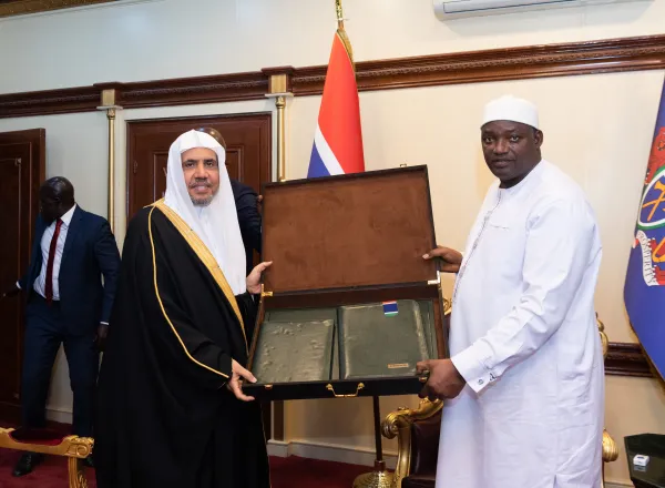 فخامة رئيس جمهورية غامبيا، السيد آداما بارو يسلِّم معالي الأمين العام الشيخ د.محمد العيسى وسام “سفير السلام الدولي”، في احتفاءٍ دوليٍّ كبيرٍ استضافته العاصمة بانجول.