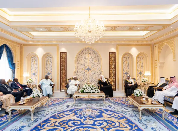 Durant un déjeuner de travail pour traiter de sujets d’intérêt commun Mohammad Alissa reçoit le SG de l’Organisation de coopération islamique l’ambassadeur Housseine Taha