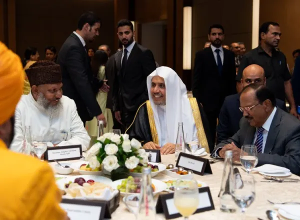 معالي مستشار الأمن القومي الهندي، السيد آجيت دوفال، يحتفي بمعالي الأمين العام، رئيس هيئة علماء المسلمين، فضيلة الشيخ د. ⁧‫محمد العيسى‬⁩ في العاصمة الهندية نيودلهي