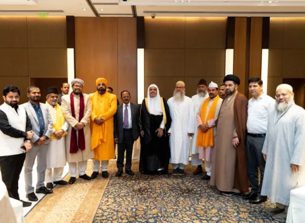 معالي مستشار الأمن القومي الهندي، السيد آجيت دوفال، يحتفي بمعالي الأمين العام، رئيس هيئة علماء المسلمين، فضيلة الشيخ د. ⁧‫محمد العيسى‬⁩ في العاصمة الهندية نيودلهي