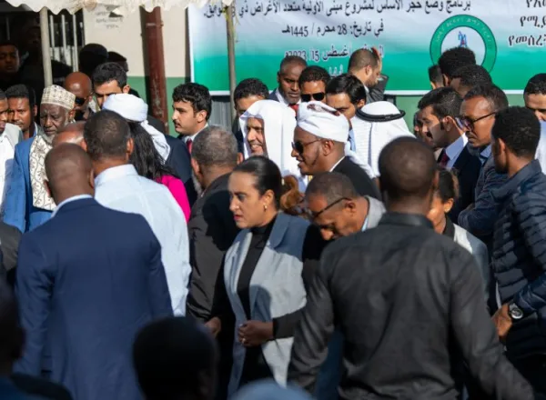 معالي الأمين العام، رئيس هيئة علماء المسلمين، فضيلة الشيخ د.⁧‫محمد العيسى‬⁩، يدشِّن وقفَ أكاديمية الأولية في العاصمة الإثيوبية أديس أبابا، بحضور سماحة رئيس المجلس الإسلامي الأعلى، وسماحة المفتي، ومعالي عمدة أديس أبابا