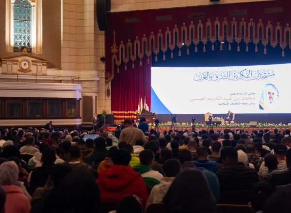 بنا به دعوت رسمی جناب عالی رئیس دانشگاه قاهره، و با حضور جناب بزرگوار مفتی مصر، و تعدادی از رؤسای دانشگاه های بزرگ مصر در داخل و خارج از قاهره