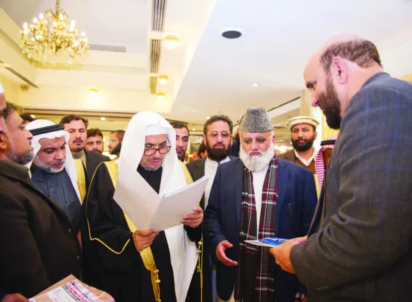 معالي الشيخ العيسى يطلع على عدد من الإصدارات بمناسبة المؤتمر
