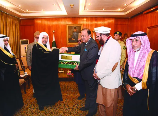 الدكتور العيسى يقدم إهداء للرئيس الباكستاني