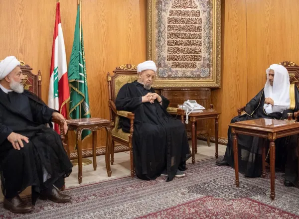 الشيخ عبدالأمير قبلان خلال استقباله د.العيسى