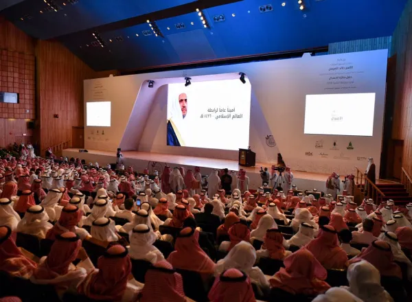 مستشار ⁧خادم الحرمين الشريفين⁩ أمير منطقة ⁧مكة المكرمة⁩ صاحب السمو الملكي ⁧الأمير خالد الفيصل⁩  يسلم جائزة الاعتدال⁩ لمعالي الشيخ د. ⁧محمد العيسى⁩ تقديراً لجهوده العالمية في نشر الاعتدال بحضور أصحاب السمو والفضيلة والمعالي والسعادة في سياق كبار الشخصيات العلمية والفكرية والدبلوماسية