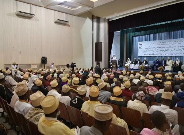 جانب من الحضور الملتقى في مقر البرلمان القمري
