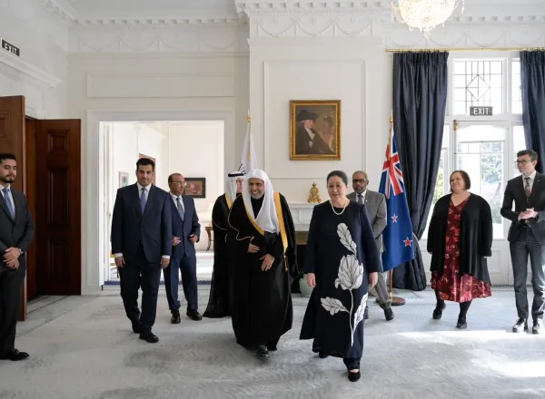 الحاكمةُ العامّةُ ورئيسُ الوزراءِ النيوزيلنديّان يستقبلان الأمين العام لرابطة العالم الإسلامي
