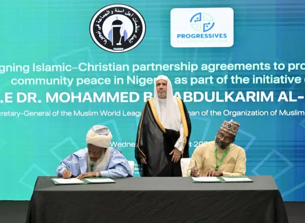 Sekretaris Jenderal Liga Muslim Dunia Menghadiri Pertemuan Diskusi Meja Bundar Para Pemimpin Islam dan Kristen di Nigeria.. serta Penandatanganan Berbagai Kesepakatannya