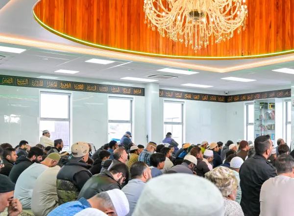 أمين عام رابطة العالم الإسلامي يفتتح جامع الرحمن في نيوزيلندا ويخطب أول جُمعةٍ فيه