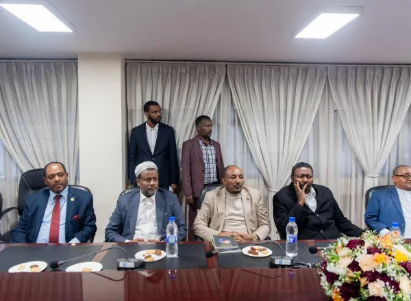 التقى معالي أمين عام رابطة العالم الإسلامي رئيس هيئة علماء المسلمين، فضيلة الشيخ الدكتور محمد بن عبدالكريم العيسى في العاصمة الإثيوبية أديس أبابا، جمعًا من أصحاب السماحة والفضيلة من كبار العلماء والمفتين في القرن الأفريقي