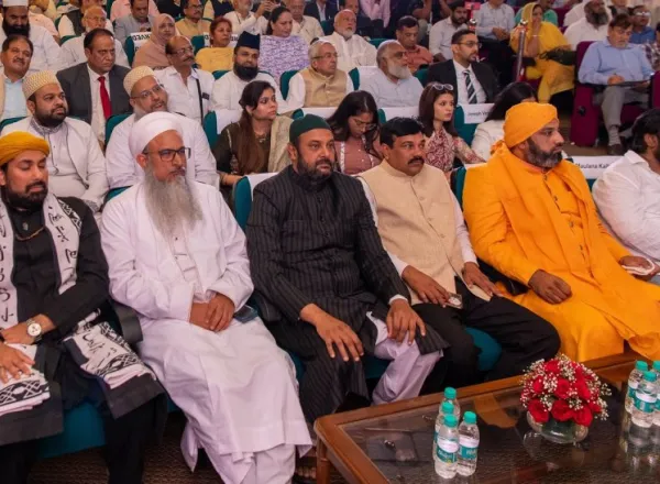 Dalam perayaan kunjungan Liga Muslim Dunia ke India, yang dihadiri oleh para pemimpin agama Islam, termasuk para mufti &amp; ulama, serta para tokoh agama dari berbagai keragaman agama &amp; intelektual: