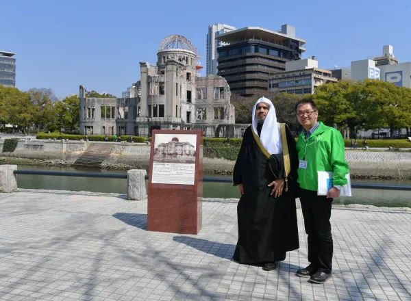 Le directeur du musée Hiroshima recevant le SG, le remerciant pour son message humaniste et pacifique