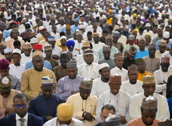 معالي الشيخ د. ⁧‫محمد العيسى‬⁩ ‬⁩، يُلقي خطبة الجمعة، ويؤمُّ المُصلّين، مُركّزًا في خطبتِه على هداية القرآن الكريم للتي هي أقوم