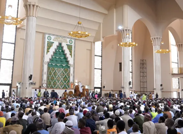 Sekretaris Jenderal Liga Muslim Dunia Menyampaikan Khotbah Jumat dan Mengimami Para Jemaah di Masjid Nasional Abuja di Ibu Kota Nigeria