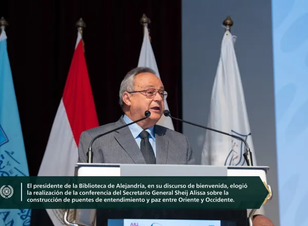 En presencia de cerca de 1600 personas, entre ellas Ministros, directores de universidades, decanos de facultades, académicos y estudiantes: